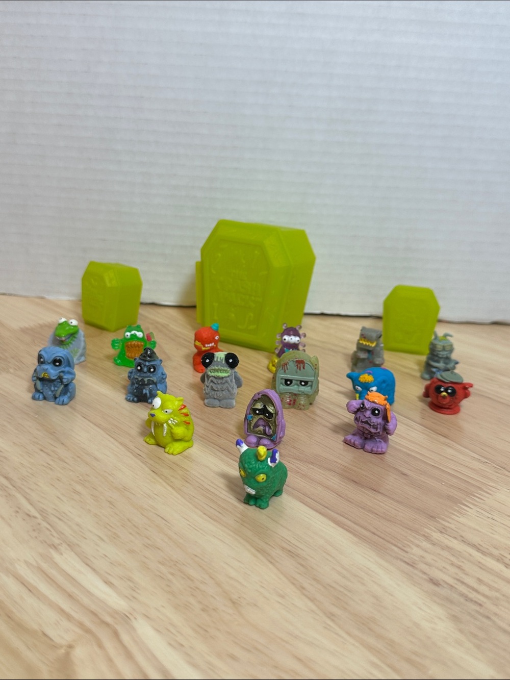 The Trash Pack Series lot of 16 Trashies Moose mini figures